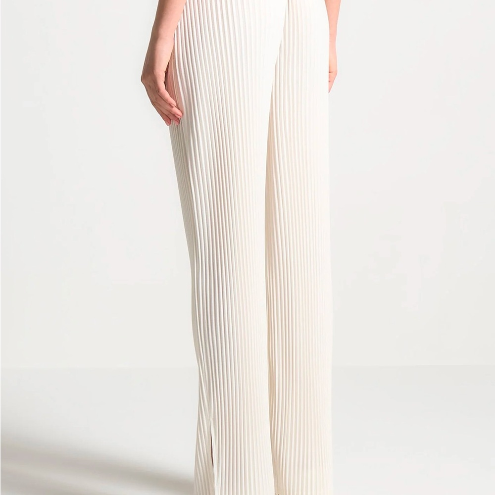 🚫 SOLD 🚫 Chic White Ribbed Two-Piece Set - Picture 4 of 9